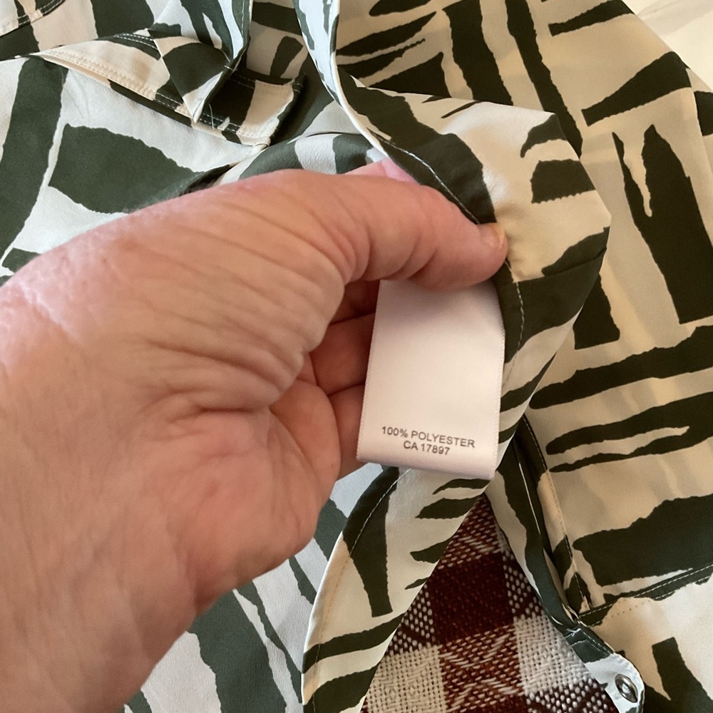 Banana Republic Heritage shirt. Olive and Cream Patterned. Front pockets. Size M - Picture 10 of 12